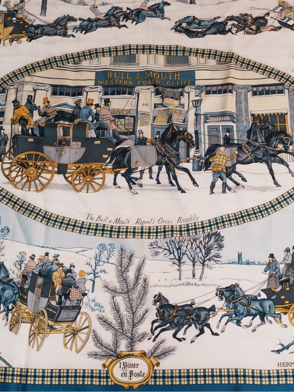 Hermès L'Hiver en Poste Silk Twill Scarf Carré 90 Navy Cream Winter Coach Motif - Picture 3 of 5